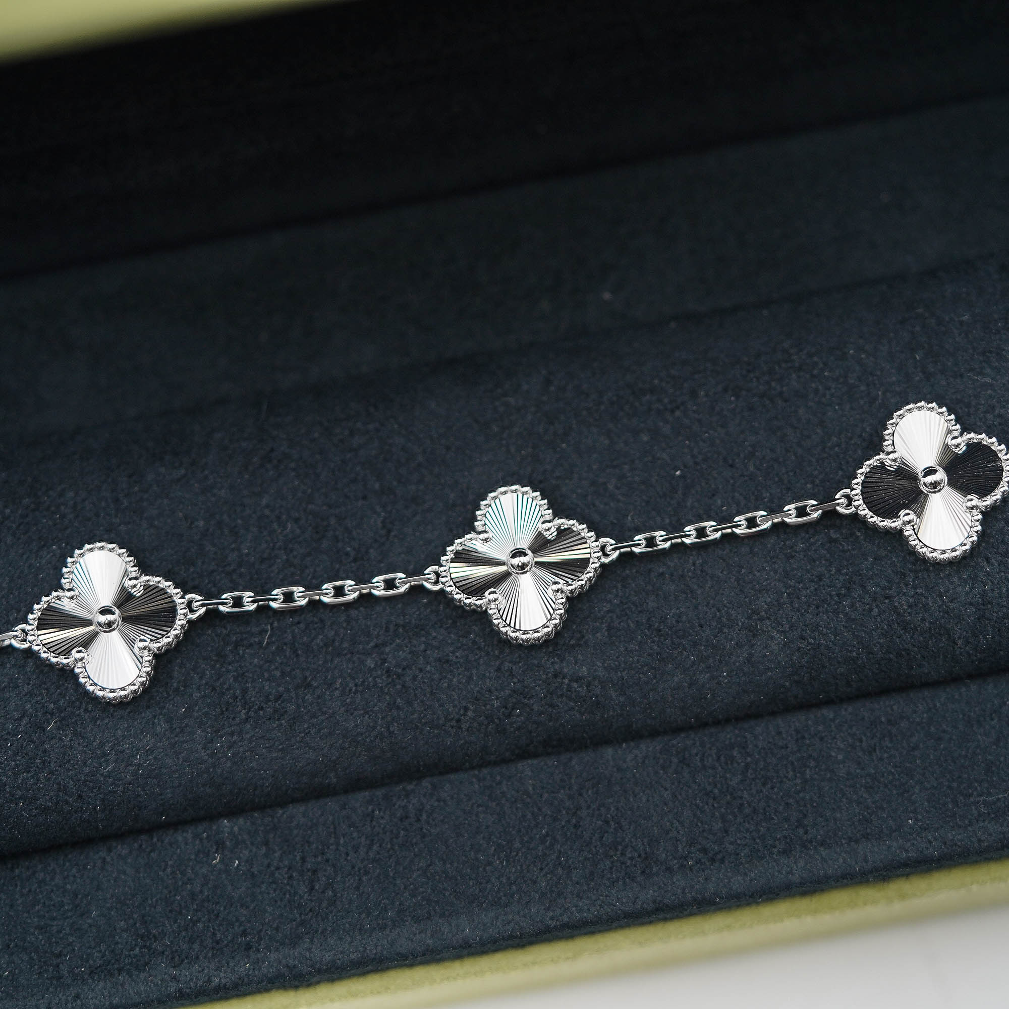 Van Cleef & Arpels Vintage Alhambra bracelet, 5 motifs Bracelet