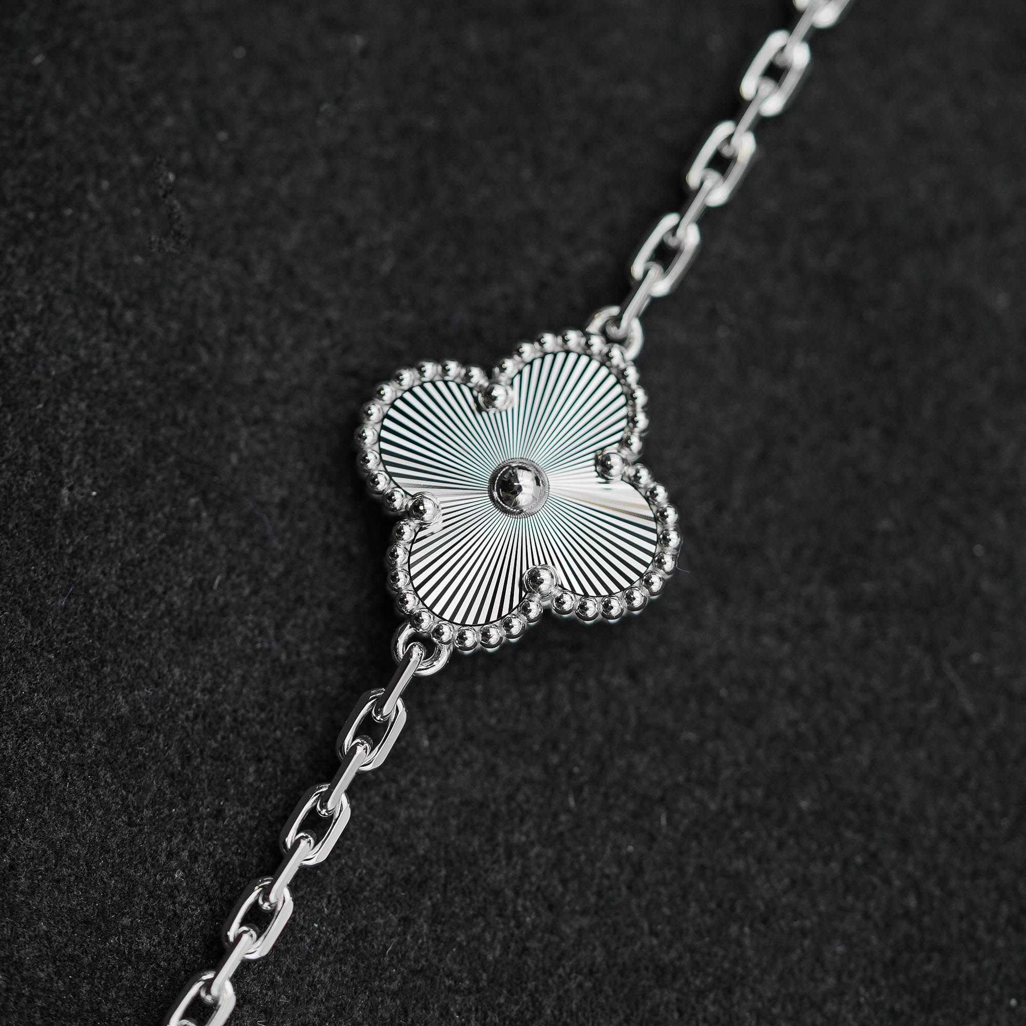 Van Cleef & Arpels Vintage Alhambra bracelet, 5 motifs Bracelet