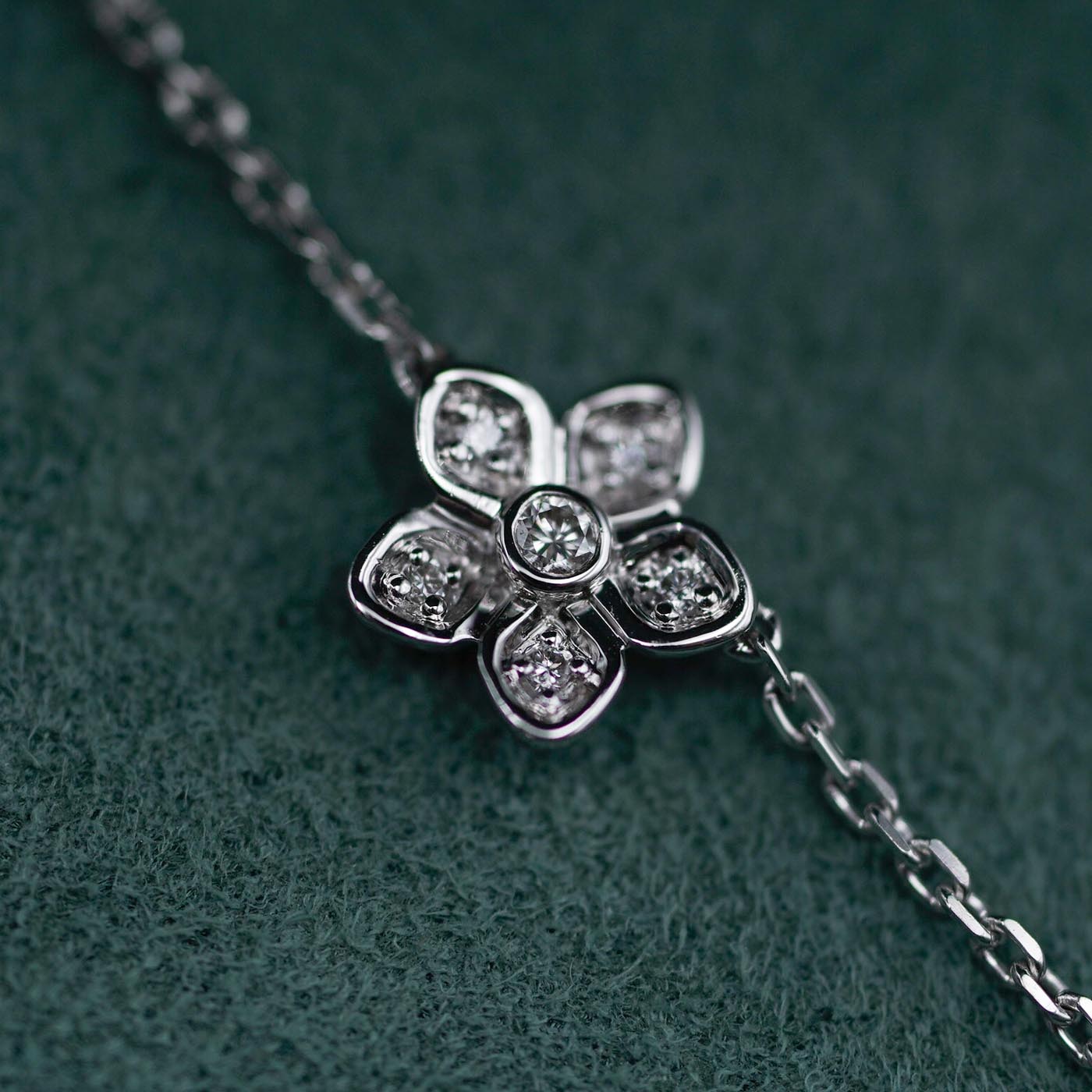 Graff Wild Flower Petite Pavé Diamond Necklace Halsband