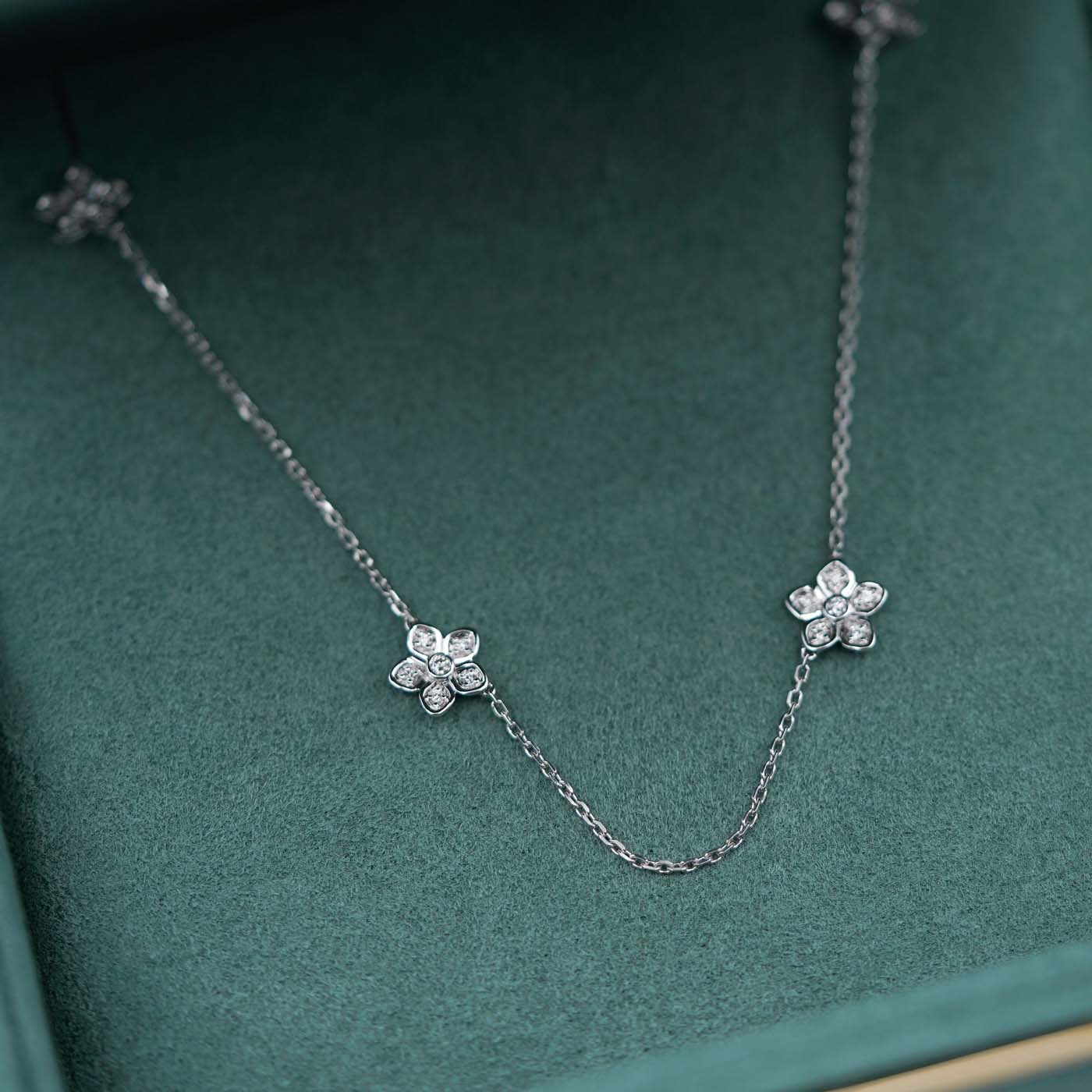 Graff Wild Flower Petite Pavé Diamond Necklace Halsband