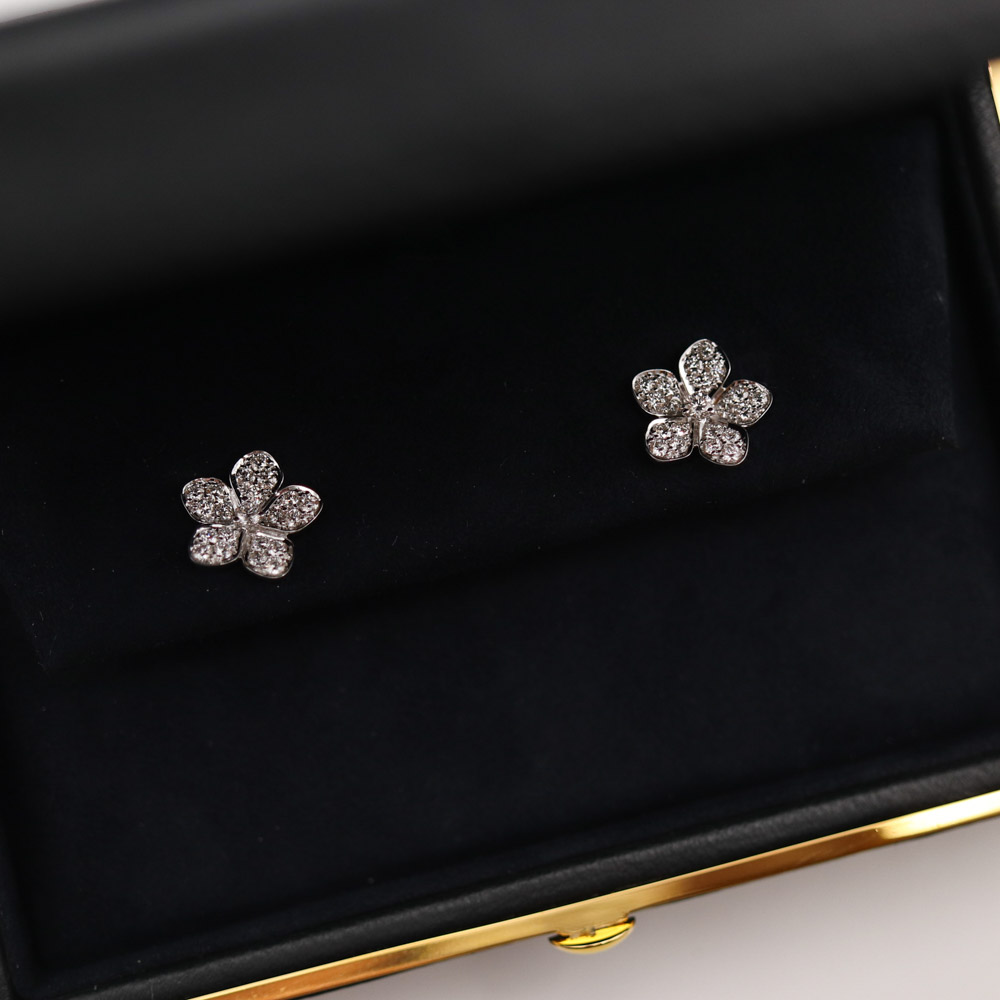 Graff Wild Flower Pavé Diamond Stud Earrings 耳饰