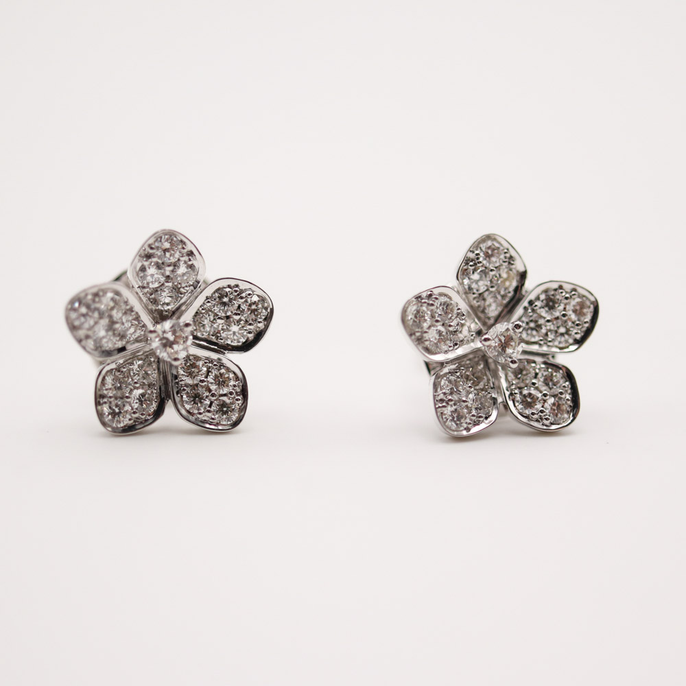 Graff Wild Flower Pavé Diamond Stud Earrings 耳饰