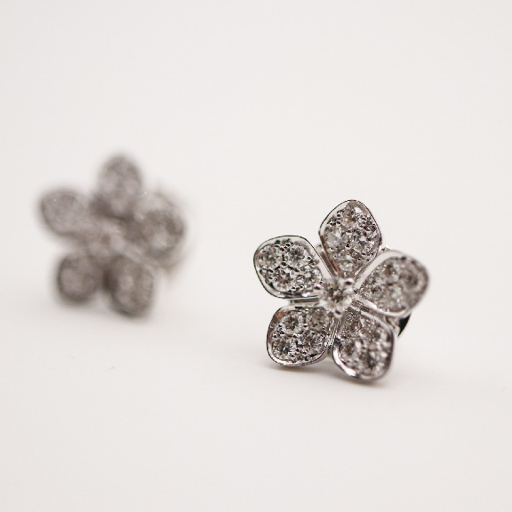 Graff Wild Flower Pavé Diamond Stud Earrings 耳饰