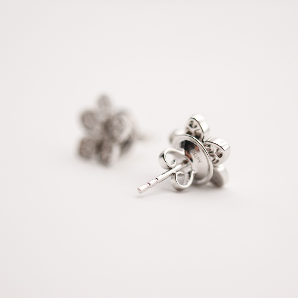 Graff Wild Flower Pavé Diamond Stud Earrings 耳饰