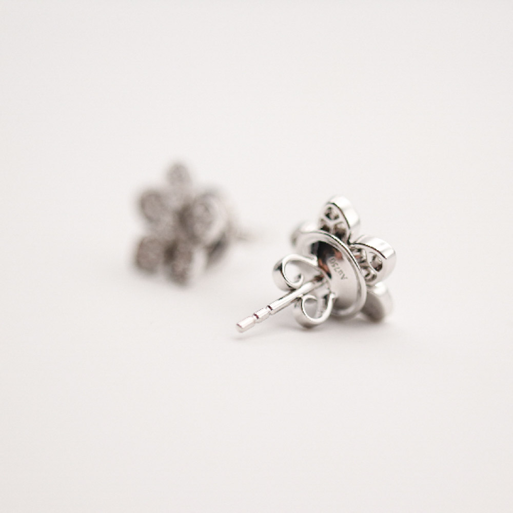 Graff Wild Flower Pavé Diamond Stud Earrings 耳饰