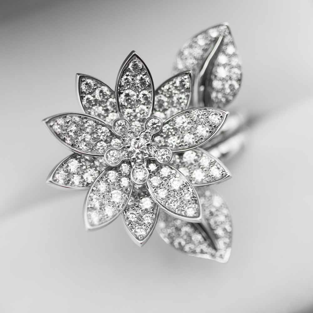 Van Cleef & Arpels Lotus Between Ring Ringe